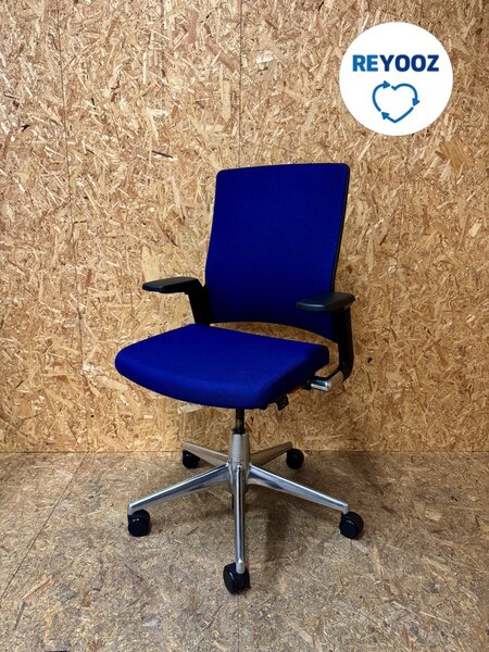 Ahrend 2020 Verta (medium rug) nieuwstaat - blauw met alu voetkruis