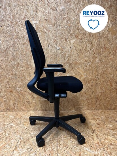 Ahrend 230 - hoge rug met nieuwe zwarte circulaire stoffering