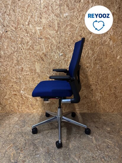 Ahrend 2020 Verta (medium rug) nieuwstaat - blauw met alu voetkruis