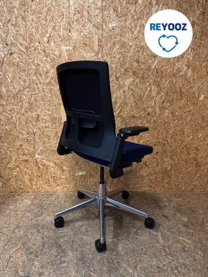 Ahrend 2020 Verta (medium rug) nieuwstaat - blauw met alu voetkruis