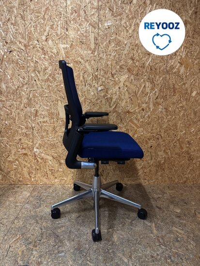 Ahrend 2020 Verta (medium rug) nieuwstaat - blauw met alu voetkruis