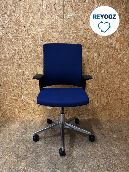 Ahrend 2020 Verta (medium rug) nieuwstaat - blauw met alu voetkruis