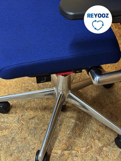 Ahrend 2020 Verta (medium rug) nieuwstaat - blauw met alu voetkruis