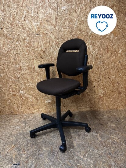 Herstofferen van Ahrend 220 met nieuwe stoffering