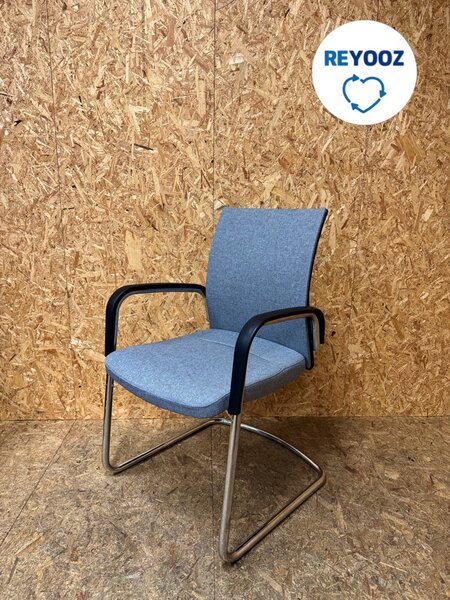 Ahrend 2020 luxe vergaderstoel - grijze stoffering - tweedehands (nieuwstaat) Ahrend 2020 luxe vergaderstoel - grijze stoffering - tweedehands (nieuwstaat)